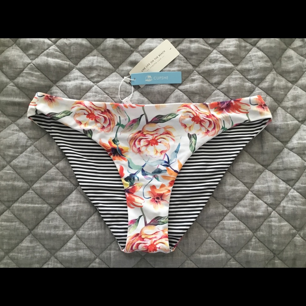 Cupshe bikini bottoms and top.